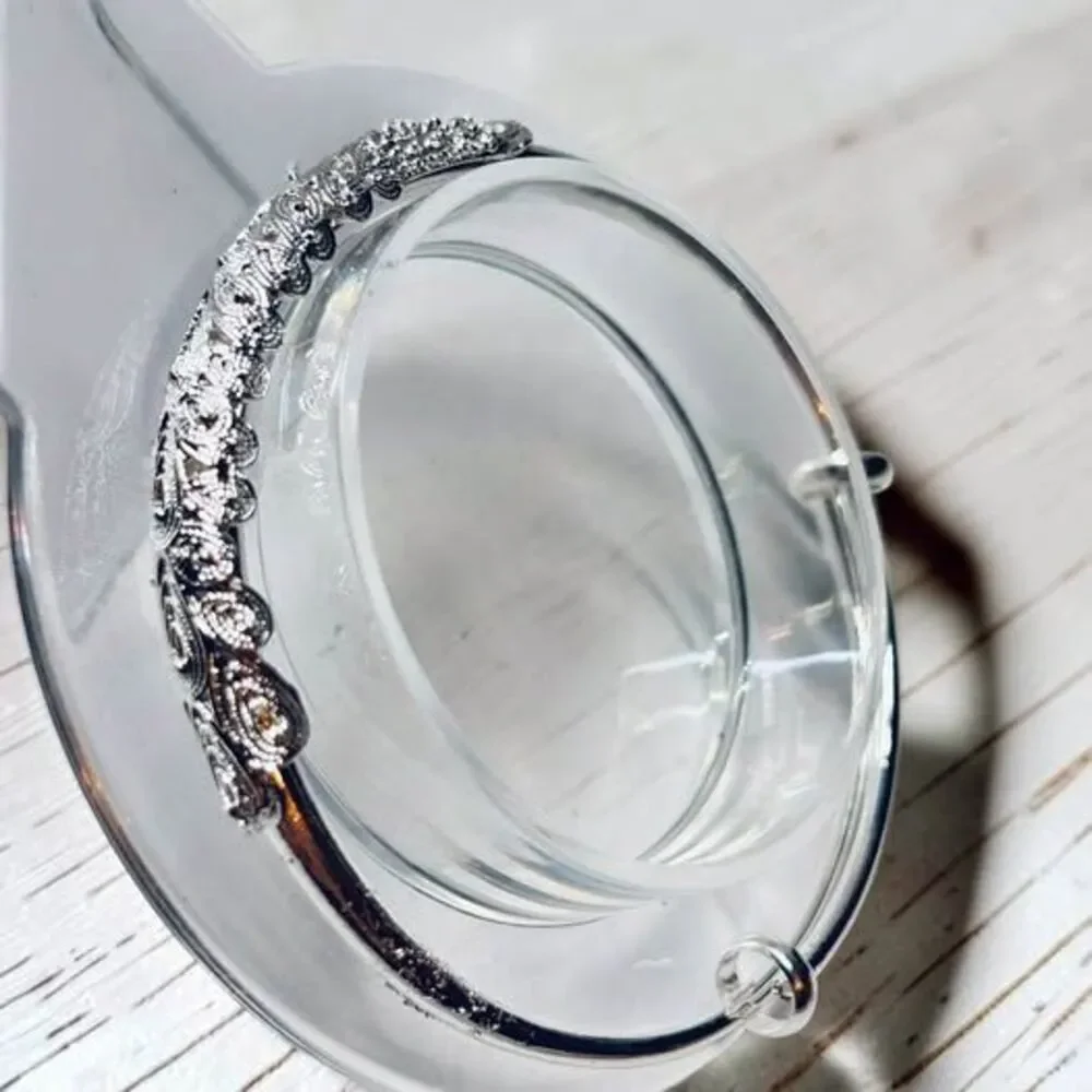 🎁🎁 free shipping!! silver color bangle with a row of leaves over leaves